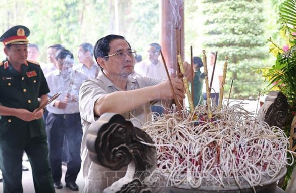 Thủ tướng dâng hương tưởng nhớ anh hùng liệt sĩ tại Ngã ba Đồng Lộc - Ảnh 1.