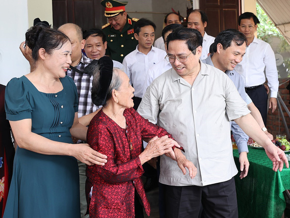 Thủ tướng dâng hương tưởng nhớ anh hùng liệt sĩ tại Ngã ba Đồng Lộc - Ảnh 3.