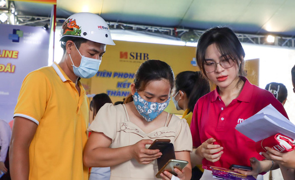 Công nhân hào hứng trải nghiệm dịch vụ và trò chơi tại Chợ phiên Không tiền mặt - Ảnh 6.