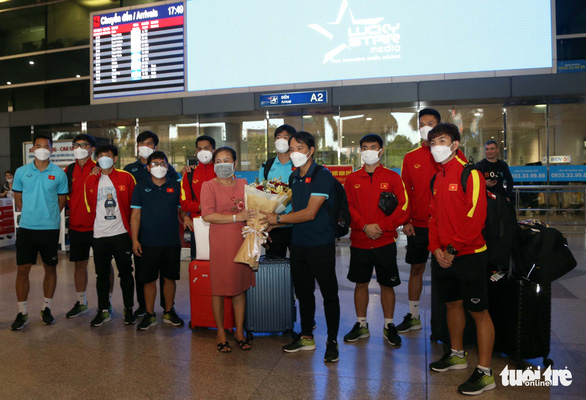 U23 Việt Nam được CĐV chào đón nồng nhiệt ở Tân Sơn Nhất  - Ảnh 9.