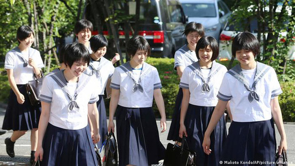Nữ sinh trung học Nhật Bản bị cấm cột tóc đuôi ngựa, vì sao? - Ảnh 1.