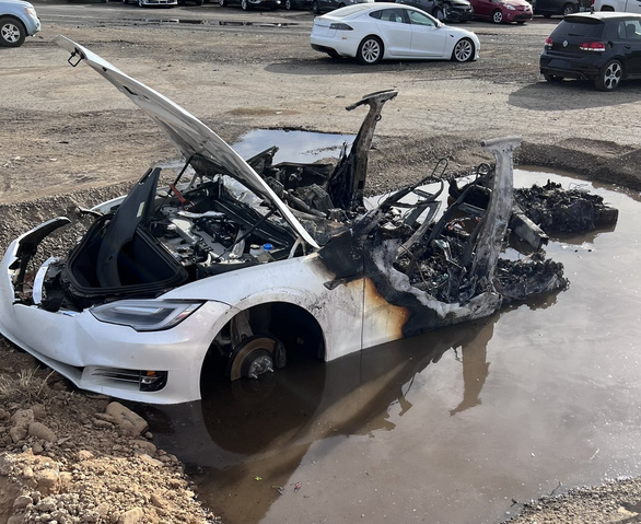 Xe Tesla chờ bán sắt vụn bất ngờ bốc cháy sau 3 tuần bỏ không - Ảnh 1.