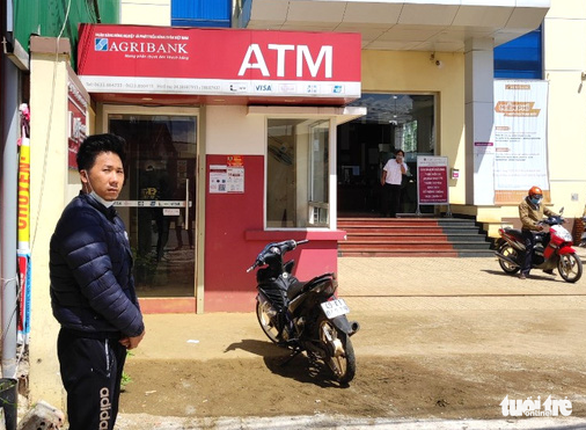 Bắt thanh niên dùng dao khống chế phụ nữ tại trụ ATM để cướp tiền - Ảnh 1.