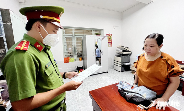 Bắt tạm giam nguyên hiệu trưởng và kế toán chiếm đoạt tiền của trường tiểu học - Ảnh 1.