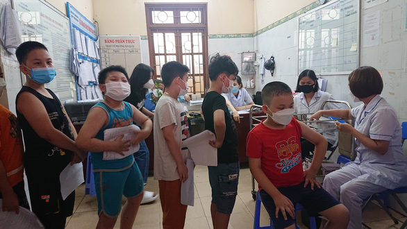 Hà Nội, TP.HCM vào chiến dịch tiêm vắc xin COVID-19 mũi 4 - Ảnh 1.