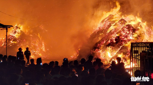 Xưởng gỗ, bao bì cháy dữ dội trong đêm, cả trăm người dân ứng cứu - Ảnh 1.