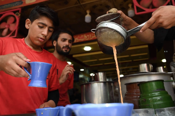 Bộ trưởng Pakistan gây bão vì kêu gọi người dân giảm uống trà để... tiết kiệm  - Ảnh 1.