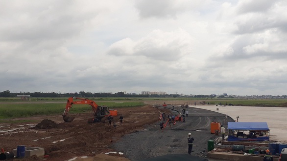 Xà bần từ cải tạo đường băng Tân Sơn Nhất làm nền đường được không? - Ảnh 1. Xà bần từ cải tạo đường băng Tân Sơn Nhất làm nền đường được không? - Ảnh 1.