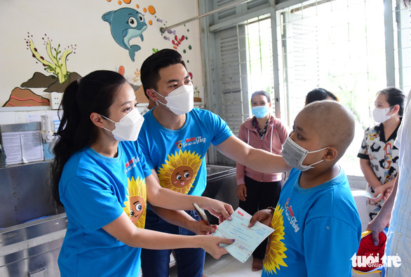 Nghệ sĩ Trịnh Kim Chi, Quốc Cơ, MC Hồng Phượng cùng Tuổi Trẻ trao kinh phí hỗ trợ cho bệnh nhi - Ảnh 2.