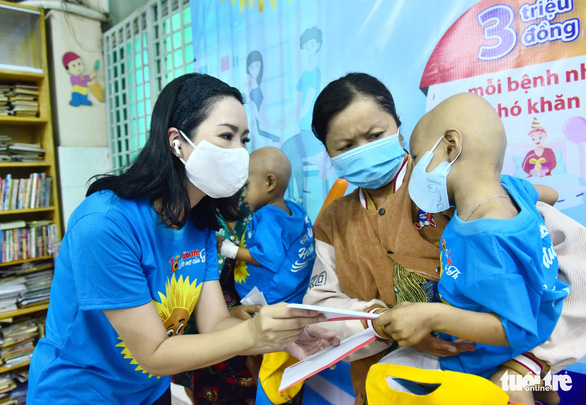 Nghệ sĩ Trịnh Kim Chi, Quốc Cơ, MC Hồng Phượng cùng Tuổi Trẻ trao kinh phí hỗ trợ cho bệnh nhi - Ảnh 1.