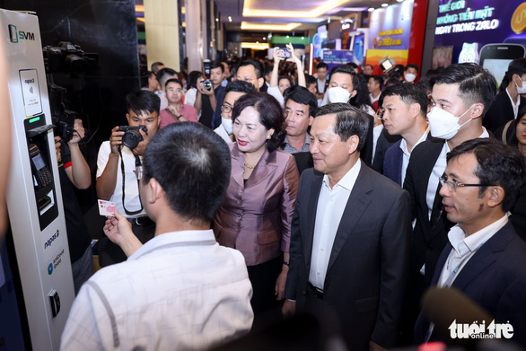 Phó thủ tướng Chính phủ tham quan và trải nghiệm triển lãm tại Ngày không tiền mặt - Ảnh 3.