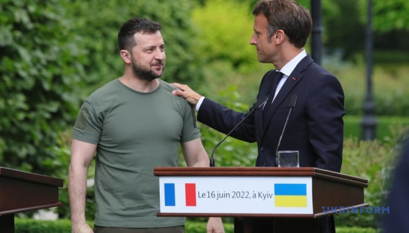 Ông Macron: Phương Tây không gửi máy bay và xe tăng cho Ukraine - Ảnh 1.