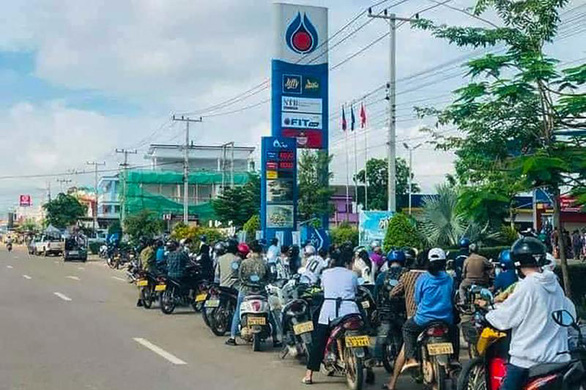 Hàng dài xe hơi xếp hàng ở Lào chờ... đổ xăng do thiếu hụt xăng dầu - Ảnh 3.