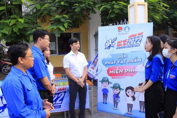 Bí thư Trung ương Đoàn Nguyễn Minh Triết thăm, tặng quà đội hình tiếp sức mùa thi tại Đồng Nai - Ảnh 2.