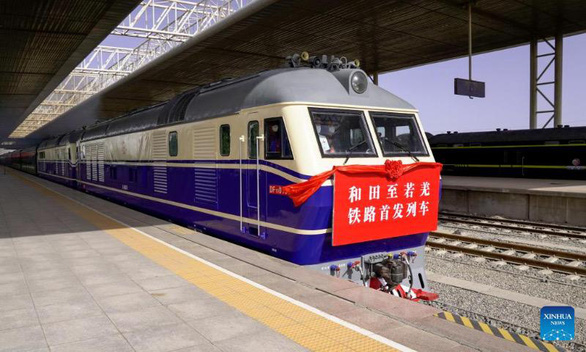 Trung Quốc xây đường sắt dài 2.172 km trên sa mạc ra sao? - Ảnh 4.