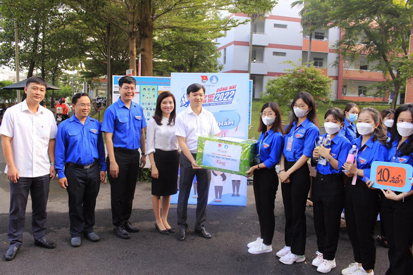 Bí thư Trung ương Đoàn Nguyễn Minh Triết thăm, tặng quà đội hình tiếp sức mùa thi tại Đồng Nai - Ảnh 1.