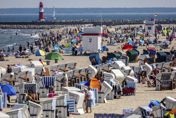 Dân châu Âu đổ xô đi bơi vì nắng nóng trên 40 độ C - Ảnh 3.