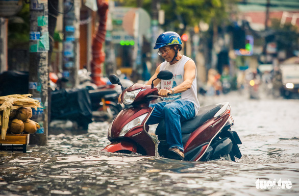 Mưa lớn chiều chủ nhật, nhiều nơi tại TP.HCM lại thành sông - Ảnh 9.