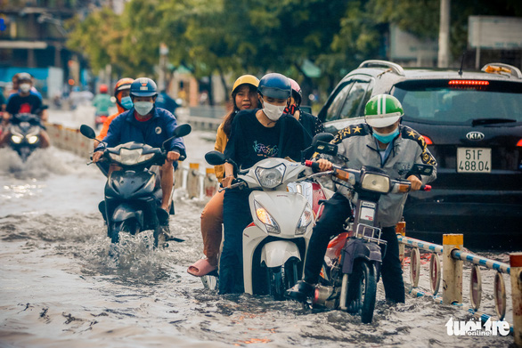 Mưa lớn chiều chủ nhật, nhiều nơi tại TP.HCM lại thành sông - Ảnh 3.