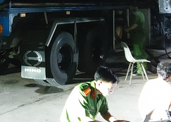 Cảnh sát phong tỏa, khám xét một cây xăng ở Bà Rịa - Vũng Tàu - Ảnh 1.