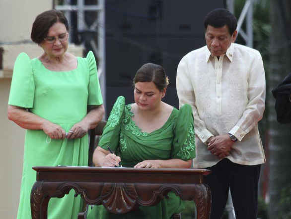 Con gái ông Duterte nhậm chức phó tổng thống Philippines - Ảnh 1.