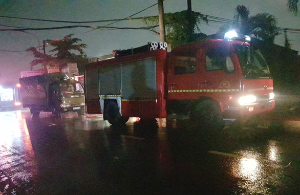 Kho chứa hàng ở Bình Chánh bốc cháy, khói đen cuồn cuộn trong mưa lớn - Ảnh 2. Kho chứa hàng ở Bình Chánh bốc cháy, khói đen cuồn cuộn trong mưa lớn - Ảnh 2.