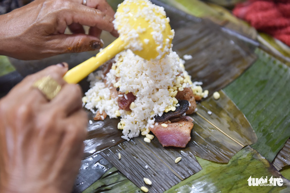 Nhộn nhịp gói bánh bá trạng ở đường Tuệ Tĩnh dịp Tết Đoan ngọ - Ảnh 2.