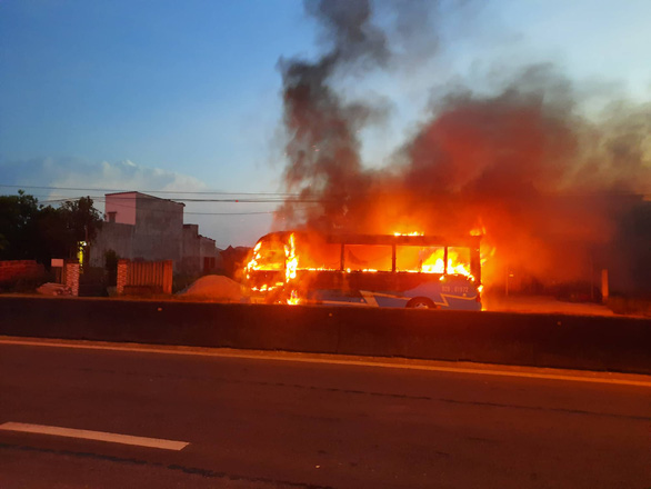 Ô tô bốc cháy dữ dội trên quốc lộ 1 ở Quảng Nam - Ảnh 1.