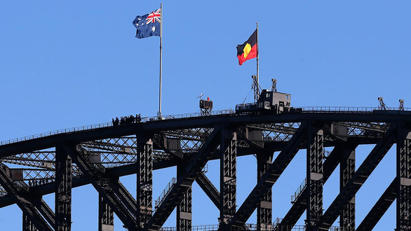 Lá cờ Thổ dân sẽ được treo vĩnh viễn trên Cầu Cảng Sydney - Ảnh 1.