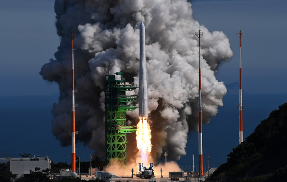 Hàn Quốc lần đầu phóng thành công tên lửa vũ trụ tự sản xuất - Ảnh 1.