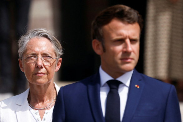 Thủ tướng Pháp xin từ chức, ông Macron bác đơn - Ảnh 1.