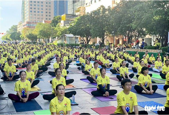 Hơn 1.000 người đồng diễn hưởng ứng Ngày quốc tế yoga 2022 - Ảnh 1.