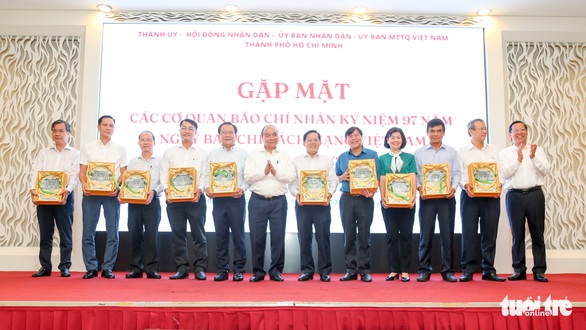Chủ tịch nước Nguyễn Xuân Phúc: Báo chí phải cảnh báo sớm để cơ quan, tổ chức không dám làm sai - Ảnh 1. Chủ tịch nước Nguyễn Xuân Phúc: Báo chí phải cảnh báo sớm để cơ quan, tổ chức không dám làm sai - Ảnh 1.