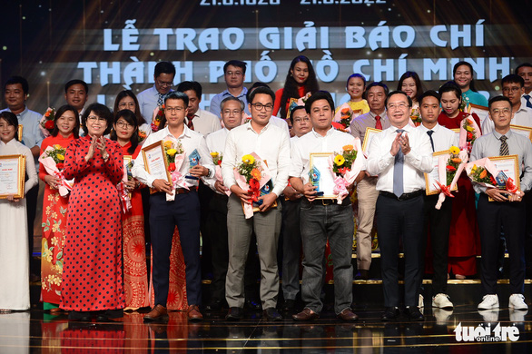 Trao giải cho 65 tác giả, nhóm tác giả đoạt Giải báo chí TP.HCM năm 2022 - Ảnh 1.