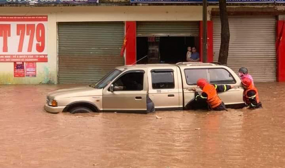 Sau cơn mưa lớn, cảnh sát Sơn La bì bõm giúp dân đẩy xe bị ngập - Ảnh 4.