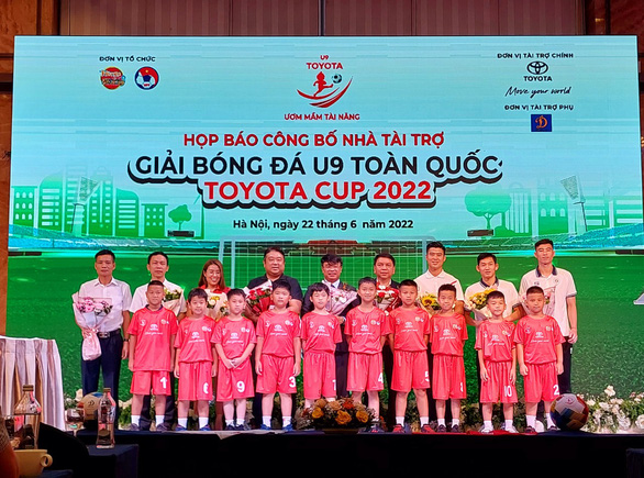 Cầu thủ nhí U9 vây quanh xin chữ ký thủ môn Quan Văn Chuẩn - Ảnh 2.