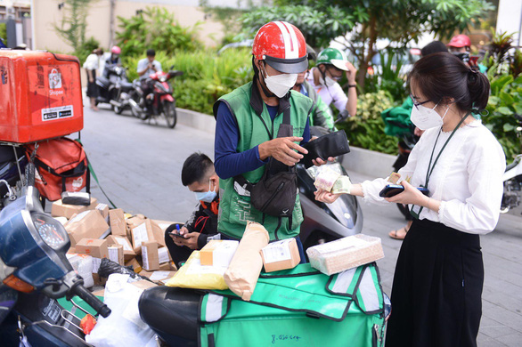 Giá cả hằng ngày 23-6: Từ bó rau đến bao ximăng đều tăng theo giá xăng dầu - Ảnh 1.