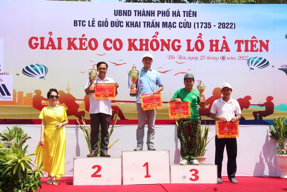 Độc đáo giải kéo co khổng lồ TP Hà Tiên nhân ngày lễ giỗ Đức khai trấn Mạc Cửu - Ảnh 3. Độc đáo giải kéo co khổng lồ TP Hà Tiên nhân ngày lễ giỗ Đức khai trấn Mạc Cửu - Ảnh 3.