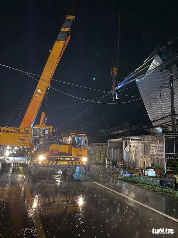 Dông lốc, mưa lớn làm tốc mái 25 căn nhà tại Tiền Giang - Ảnh 3.