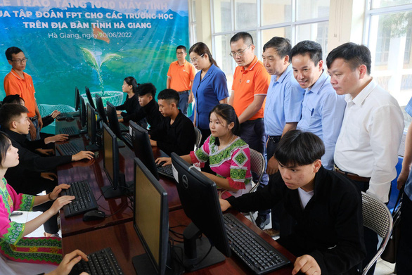 Tập đoàn FPT tặng 1.000 máy tính cho học sinh tỉnh Hà Giang - Ảnh 2.