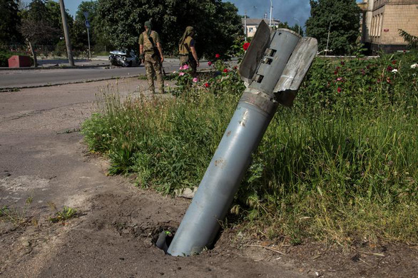 Tên lửa và bom chưa nổ vương vãi khắp Ukraine - Ảnh 6.