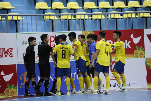 Quyết định gây bức xúc của trọng tài tại Giải futsal quốc gia 2022 - Ảnh 1.