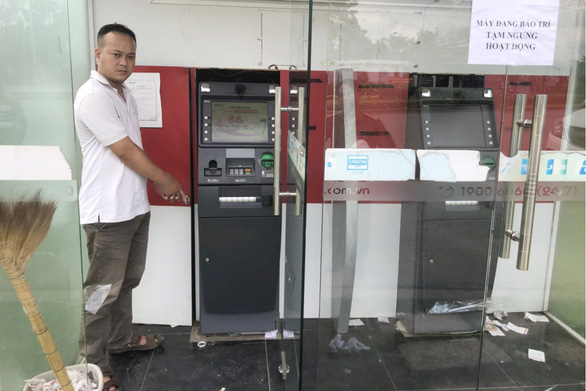 Đục thủng thùng ATM ở nơi hẻo lánh, lấy gần 500 triệu - Ảnh 1.