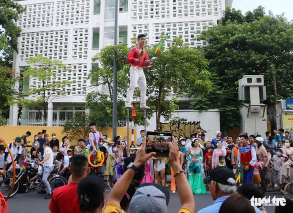Nghệ sĩ bốn phương khuấy động đường phố Huế trong dịp Festival Huế 2022 - Ảnh 4.