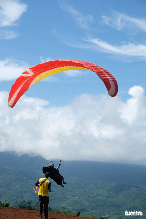 Mãn nhãn với màn bay cao hơn 1.800m trên hồ Tà Đùng