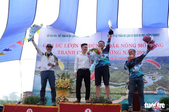 Mãn nhãn với màn bay cao hơn 1.800m trên hồ Tà Đùng - Ảnh 3. Mãn nhãn với màn bay cao hơn 1.800m trên hồ Tà Đùng - Ảnh 3.