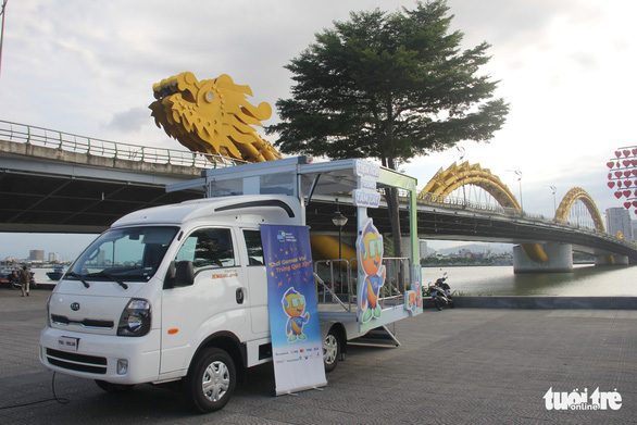 Chuyến xe không tiền mặt bên cầu Rồng đang thu hút người dân Đà Nẵng - Ảnh 6.