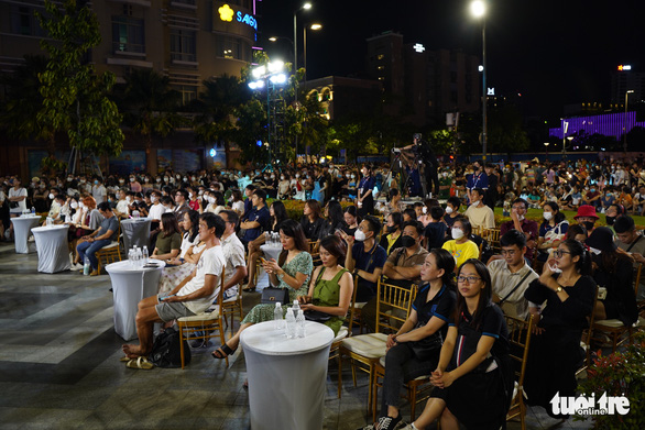 Đông đảo khán giả xem Đông Nhi, Hoàng Tôn hát ở công viên Lam Sơn - Ảnh 3.