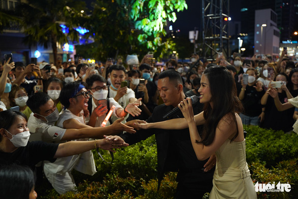 Đông đảo khán giả xem Đông Nhi, Hoàng Tôn hát ở công viên Lam Sơn - Ảnh 6.