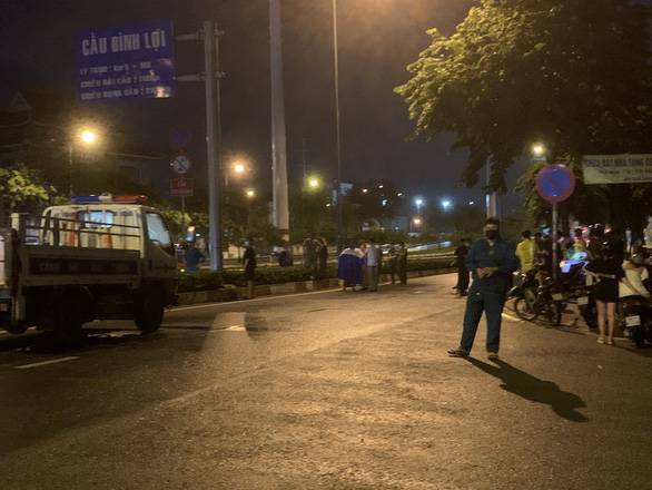 Điều tra vụ nam sinh viên tử vong, nữ sinh viên bị thương trên đường Phạm Văn Đồng lúc rạng sáng - Ảnh 1.